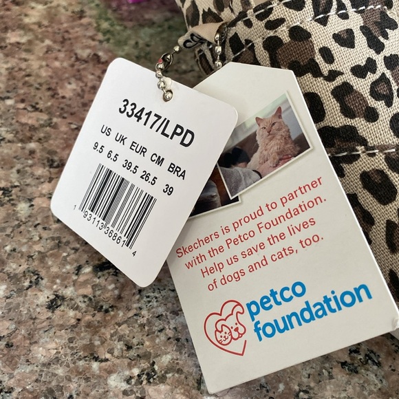 Bob’s From Skechers NEW memory foam slip on shoes W9.5 model 33417/LPD leopard - Picture 2 of 12